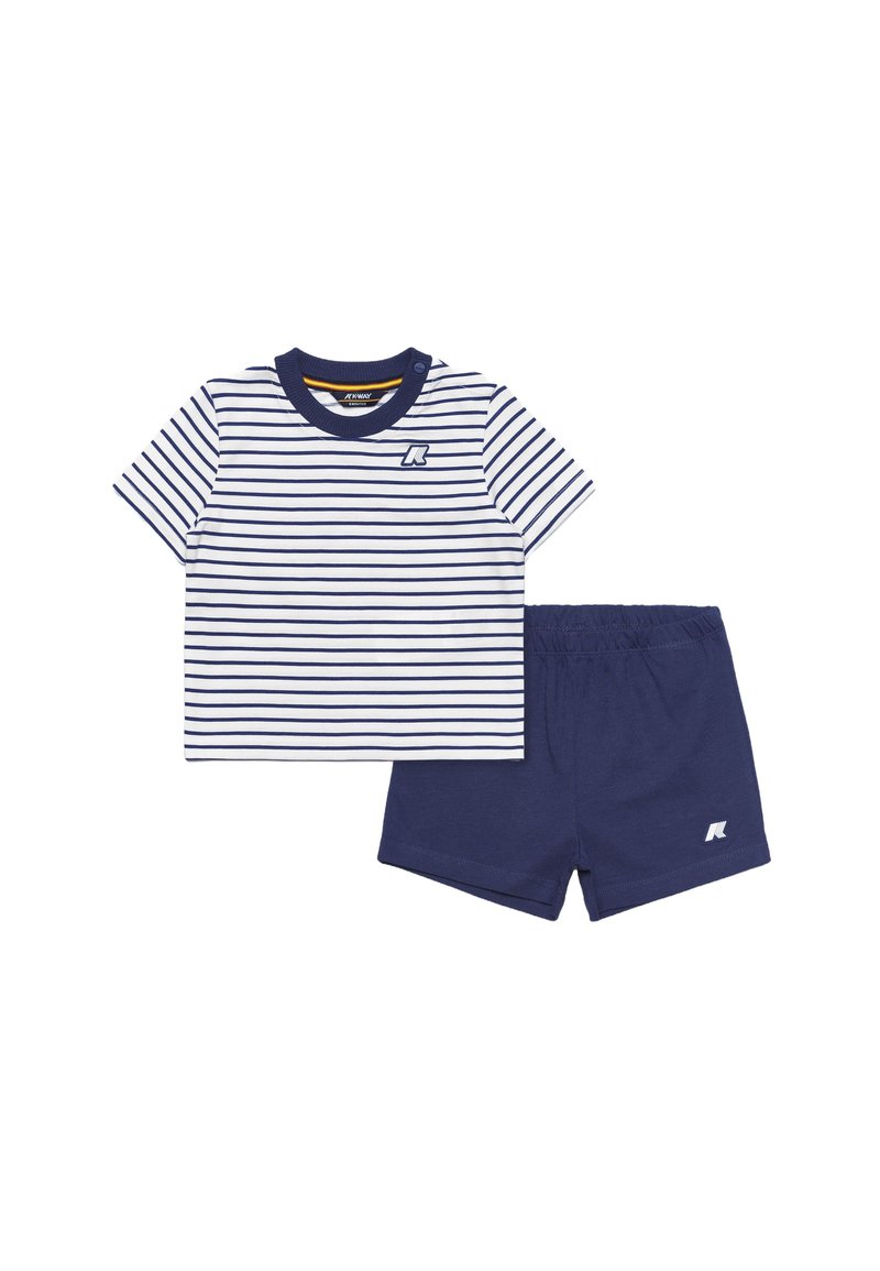 Maglietta a righe blu navy e bianca a maniche corte con collo rotondo e pantaloni corti blu navy abbinati, entrambi con un piccolo logo.