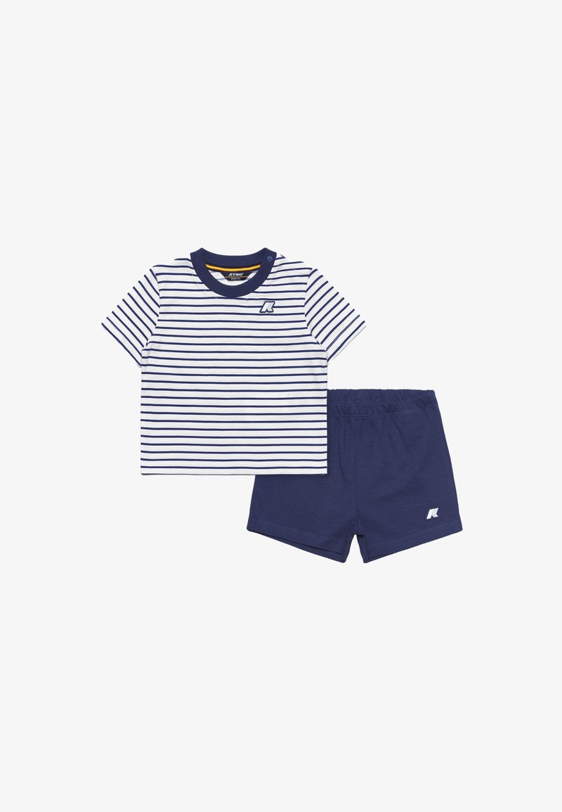 Maglietta a righe blu navy e bianca a maniche corte con collo rotondo e pantaloni corti blu navy abbinati, entrambi con un piccolo logo.