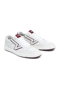 Sneakers bianchi in pelle con accenti bordeaux, caratterizzati da una punta perforata, design con lacci e suola in gomma a profilo basso.