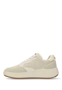 Sneaker bianco con upper in maglia testurizzata, accenti in suede, punta arrotondata e suola robusta a coste. Dotato di chiusura con lacci e linguetta sul retro.