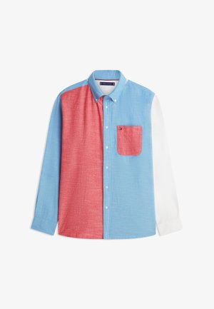 Hosszú ujjú ing color-block mintával; félig kék, félig piros, fehér ujjal és piros mellzsebbel; gombolós stílus.