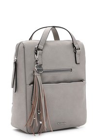 Sac à dos en cuir gris avec une forme structurée, des poignées supérieures, une poche zippée à l'avant et des accents de pompons décoratifs. Finition texturée sur l'ensemble.