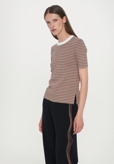 Gestreept overhemd met korte mouwen in bruin, oranje, geel en blauw, met een witte kraag en zijslits; gecombineerd met zwarte broek met decoratieve strepen.