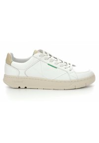 Zapatilla de cuero blanca con una lengüeta beige en el talón, acentos verdes y un diseño texturizado en los lados. Cuenta con una suela de goma y cordones planos.