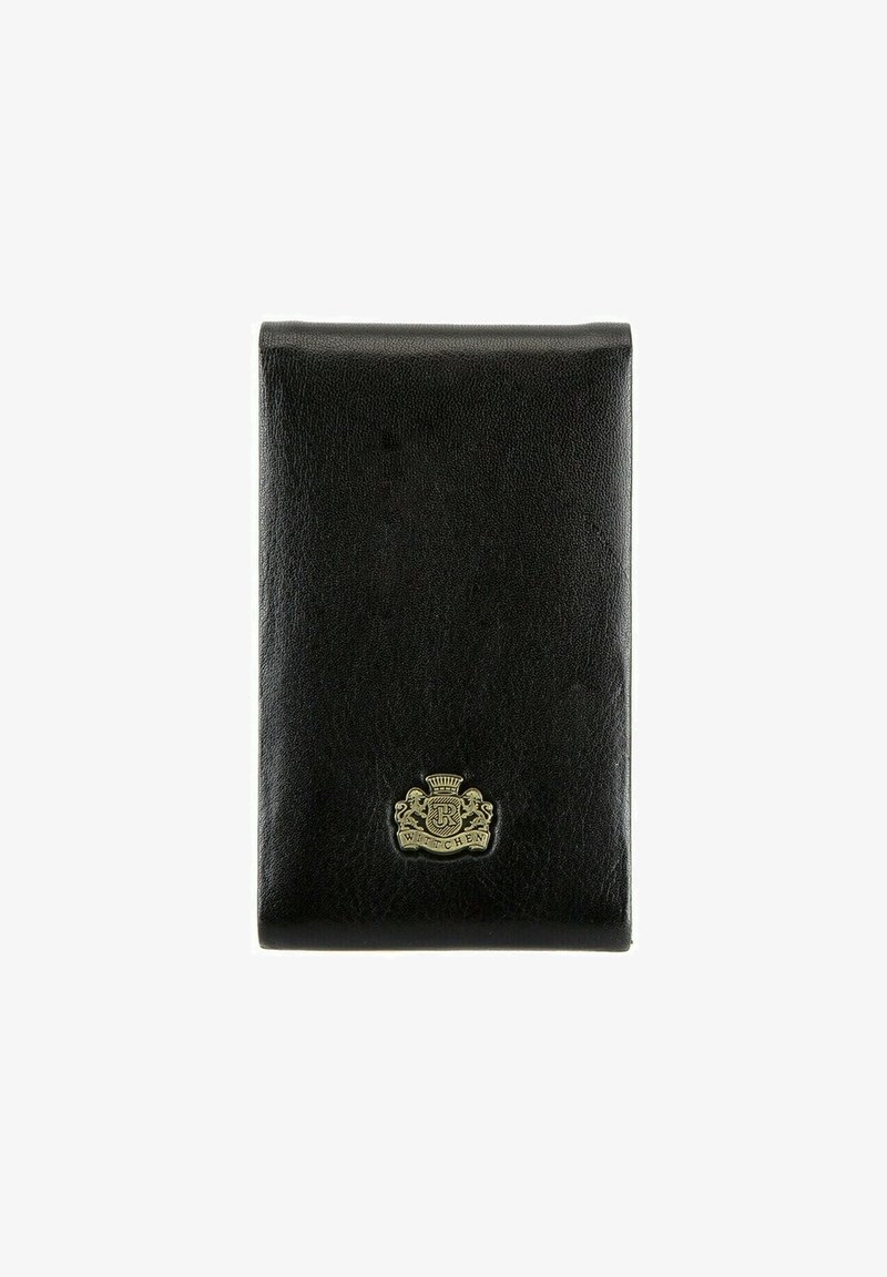 Portefeuille en cuir noir avec une surface texturée, doté d'un emblème métallique sur le devant. Conception pliée, bords lisses, taille compacte.