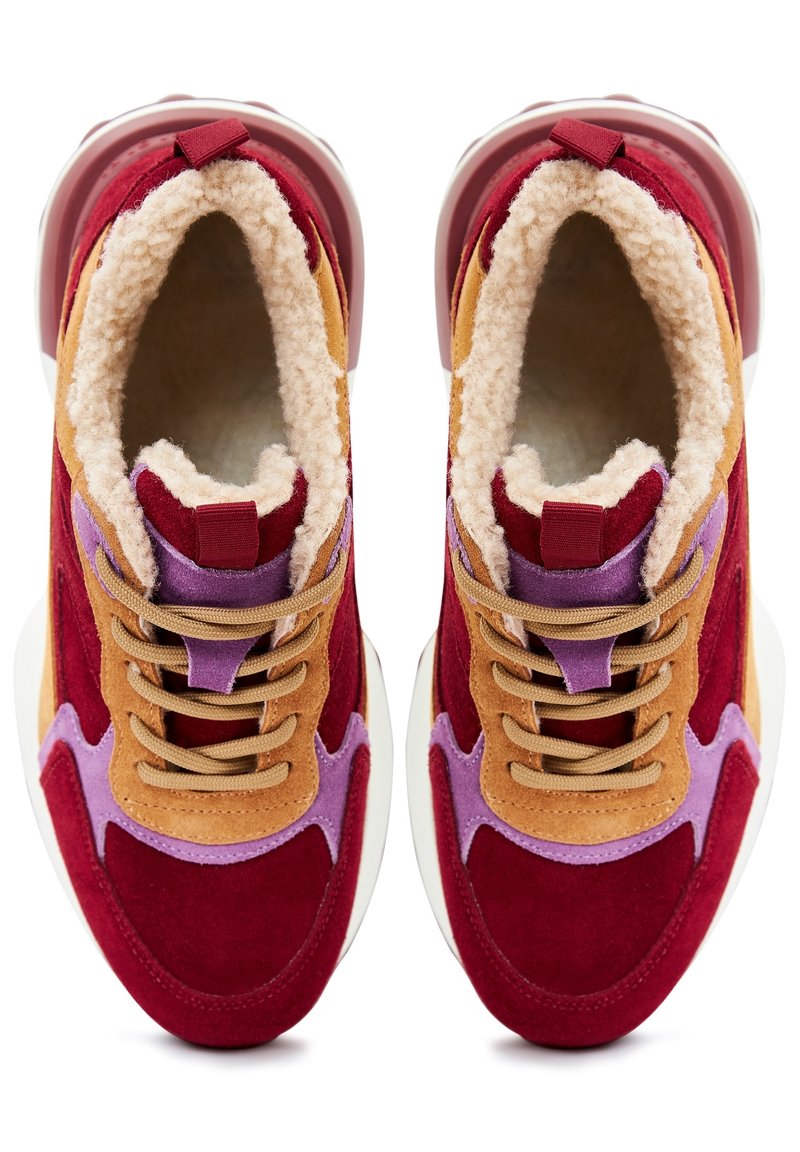 Baskets en daim rouge, violet et beige avec des lacets beiges, des semelles blanches et une doublure épaisse en polaire crème visible à l'intérieur.
