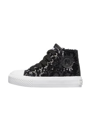 Sneaker alta nera ricoperta di paillettes nere con lacci neri e suola in gomma bianca e punta bianca.