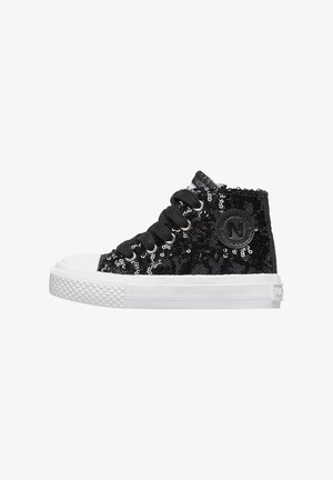Schwarze High-Top-Sneaker, die mit schwarzen Pailletten bedeckt sind, mit schwarzen Schnürsenkeln und einer weißen Gummisohle sowie einer weißen Zehenkappe.