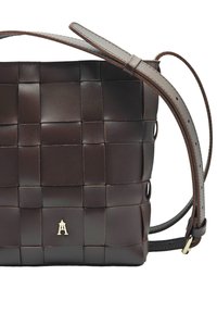 Sac en cuir tressé marron de forme rectangulaire, avec un logo accent doré et une bandoulière amovible. Texture lisse sur toute la surface.