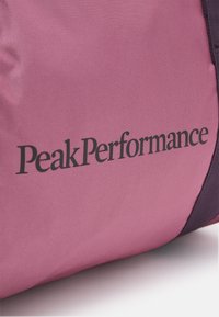 Peak Performance DETOUR II 35L UNISEX - Treningsbag - bitter root/mystic purple