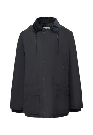 Chaqueta negra con capucha y cuello de pana, botones a presión delanteros, dos bolsillos con solapa en la parte inferior y dos bolsillos en el pecho.