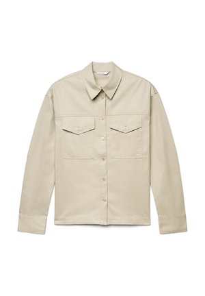 Chemise beige à manches longues avec boutons sur le devant, deux poches poitrine à rabat avec boutons, et un col classique.