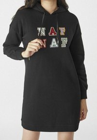 Abito felpa nero con cappuccio caratterizzato da lettere ricamate multicolori "NAF" sul davanti, con cappuccio regolabile e polsini a costine.