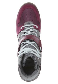Szara sneakers z wysoką cholewką z bordowymi akcentami, wykonana z zamszu i siateczki, z perforowanym noskiem, białymi sznurówkami i zapięciem na rzep.