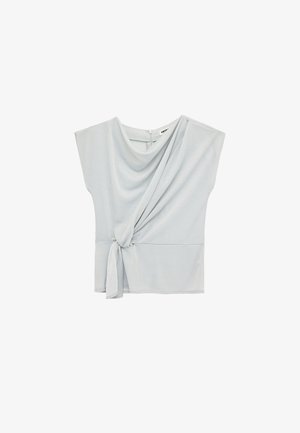Jasnoszary top z krótkim rękawem, z przodem drapowanym i wiązanym węzłem w talii. Gładka tkanina o miękkiej fakturze. Zapięcie z tyłu na suwak.