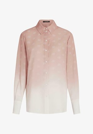 Chemise à manches longues avec col et boutons, avec un effet ombré allant du rose au blanc et un motif blanc subtil sur l’ensemble.