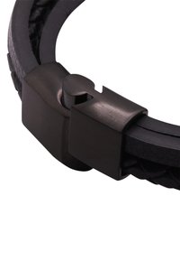 Bracciale in pelle nera con design intrecciato, dotato di una chiusura in metallo scuro che aggiunge contrasto e funzionalità al pezzo.