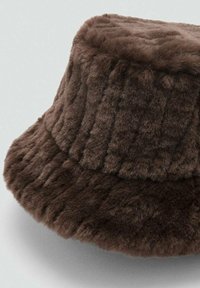 Chapeau en fausse fourrure marron foncé de style bucket avec une texture douce et des détails de couture visibles le long de la couronne et de la visière.