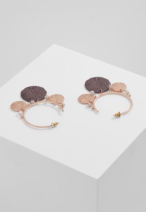 Boucles d'oreilles créoles en or rose avec des breloques circulaires texturées en violet foncé et rose clair, avec de petits accents de perles.