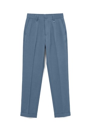 Pantalon bleu sur-mesure avec poches avant, passants de ceinture, fermeture à boutons et ourlets revers, présenté à plat sur fond blanc.