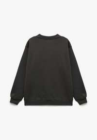 Mørkegrå sweatshirt, lange ærmer, rund hals, ribbede manchetter og kant, blødt stof, minimalistisk design uden synlig branding eller mønstre.