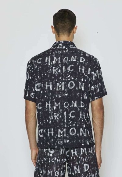 Maglietta nera a maniche corte con una stampa grafica audace in bianco "RICHMOND", realizzata in un tessuto leggero e dalla trama liscia.