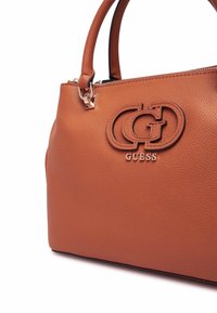 Borsa in pelle color cuoio con finitura testurizzata, caratterizzata da un grande logo in rilievo e una chiusura con zip, completata da doppi manici.