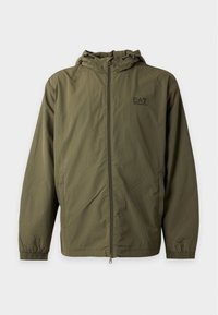 Veste à capuche vert olive avec fermeture éclair sur le devant, poignets élastiques, poches latérales et logo EA7 Emporio Armani sur la poitrine gauche.