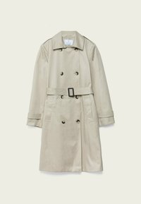Gabardina beige con botones de doble pecho, cintura ceñida con cinturón y cuello. Presenta bolsillos laterales y mangas ajustadas. Textura de tela suave.