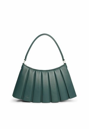 Sac à main en cuir plissé vert foncé avec une poignée courbée et un petit logo crocodile embossé en bas à gauche.