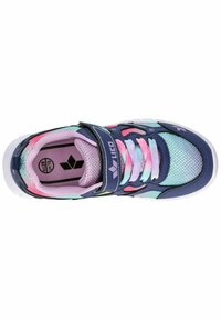 Kinderschuh mit einem Obermaterial aus Netzstoff in Blau-, Pink- und Grüntönen, elastischen Schnürsenkeln und einem Klettverschluss für sicheren Halt.