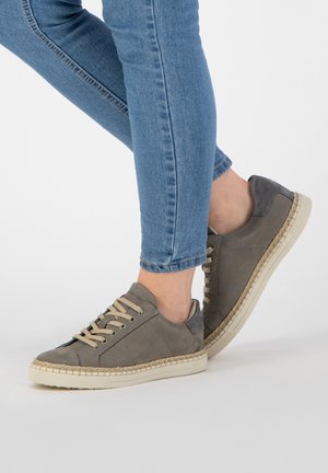 Grijze leren sneakers met beige veters, getextureerd oppervlak en rubberen zool. Versterkt met een zacht grijs suède paneel bij de hiel.