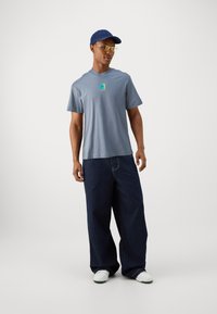 Jack & Jones JCOBEECH LOGO TEE CREW NECK - Marškinėliai su spaudiniu - flint stone