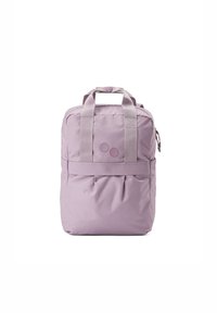 Lila Rucksack mit zwei oberen Griffen, Fronttasche und dekorativen Knöpfen. Hergestellt aus glattem Stoff mit strukturierter Form und minimalistischem Design.