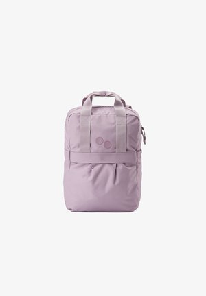 Lila Rucksack aus Nylon mit verstellbaren Trägern, Fronttasche und zwei runden Akzenten. Glatte Textur und gepolstertes Design für Komfort.
