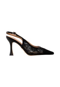 Chaussure à talon haut slingback en dentelle noire avec bout pointu et bride réglable à boucle.