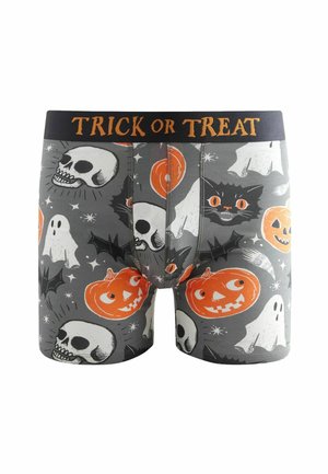 Miestne šedé boxer briefs s halloweenskými vzormi vrátane lebiek, duchov, netopierov, tekvíc, čiernych mačiek a nápisu "TRICK OR TREAT" na páse.