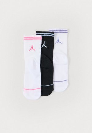 Drei Paare Sportsocken: ein Paar weiß mit pinken Streifen, ein Paar schwarz mit blauen Streifen und ein Paar weiß mit lila Streifen. Jedes Paar hat ein Logo.