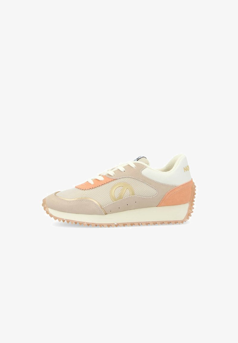 Sneaker mit einem Obermaterial aus Mesh, beigem Wildleder und orangefarbenen Akzenten, ausgestattet mit einer weißen Gummisohle und einem strukturierten, geformten Absatz für besseren Halt.