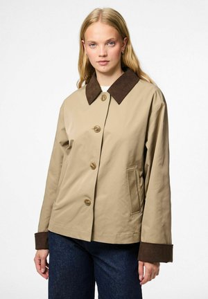 Veste khaki avec col et poignets en velours côtelé marron, dotée d'une fermeture à boutons, de poches latérales et d'une coupe ample. Texture lisse, design minimaliste.