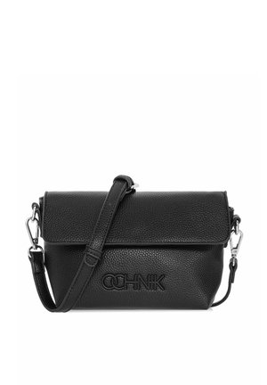 Sort textured læder crossbody taske med justerbar rem og klaplukning, med præget mærkenavn på fronten.