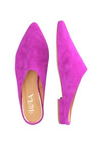 Lyserøde suede slip-on sko med spidse tæer og en lav, blokhæl. Blød tekstur med en glat inderside. Ingen synlige udsmykninger.