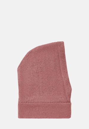 Dzianinowa czapka w kolorze różowym, z podwiniętym brzegiem i teksturowanym wzorem. Kształt jest zaokrąglony na czubku, lekko zwężający się.