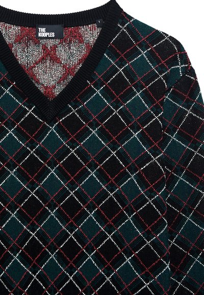 Maglione a V in verde scuro con un motivo argyle nero e rosso, dotato di polsini e colletto a costine e una finitura a maglia testurizzata.