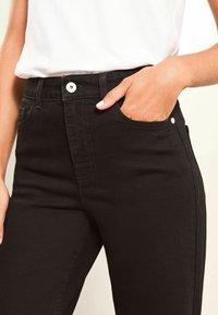 Lipsy MID RISE - Flared-farkut - black