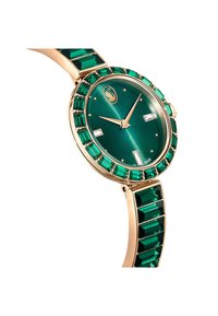 Zielony i złoty zegarek z okrągłą kopertą, zdobiony cięciami szmaragdowymi wokół tarczy, oraz zieloną teksturowaną tarczą ze złotymi wskazówkami.