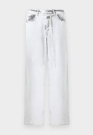 Vaaleanharmaat farkut, joissa on väljä istuvuus, napitus, viisi taskua ja hillitty kulutusvaikutus tekstuuria varten. Suora lahkeen muoto.