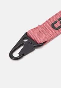 Carhartt WIP JADEN KEYHOLDER UNISEX - Raktų pakabukas - dusty rose/sycamore tree