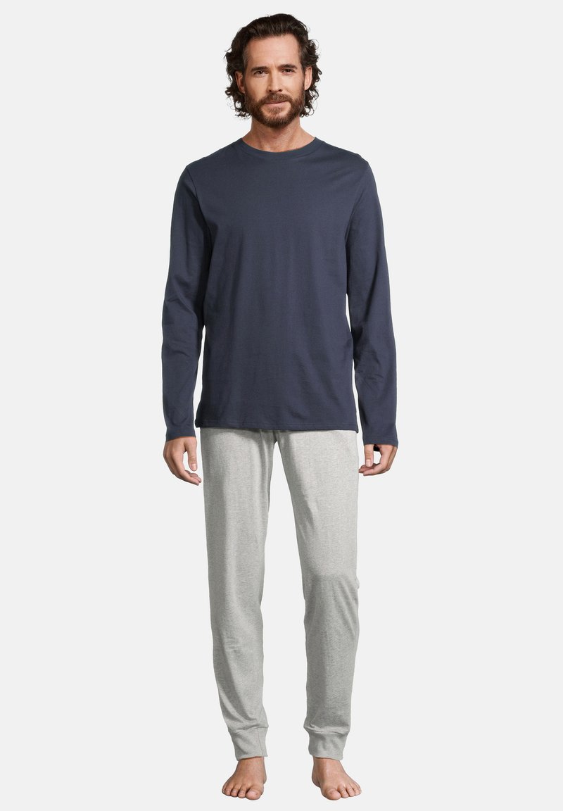 Chemise en coton bleu marine à manches longues pour homme, associée à un pantalon de pyjama en coton gris clair, avec une coupe décontractée et une texture douce.