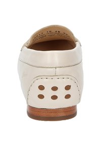 Lichtbeige leren schoen met een ronde vorm, voorzien van een houten hak en zes perforaties aan de achterkant voor ventilatie.